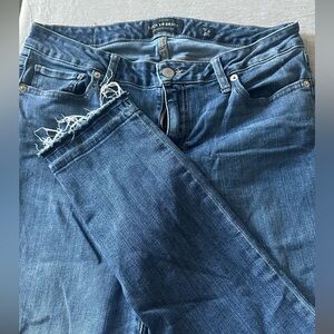 Lucky Brand skinny jeans distress hem. Size 10/30